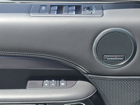 Used 2025 Land Rover Discovery Metropolitan Edition image 30