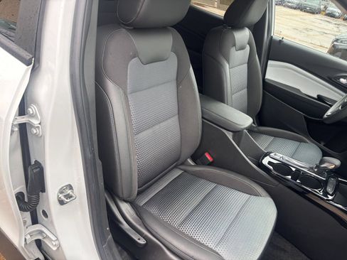 Used 2025 Chevrolet Trax LT FWD image 35