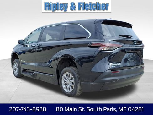 Used 2025 Toyota Sienna XLE FWD image 7