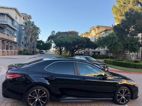 Used 2018 Toyota Camry SE FWD image 16