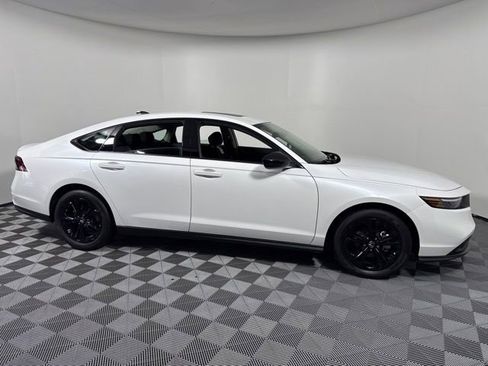 Used 2025 Honda Accord SE image 9
