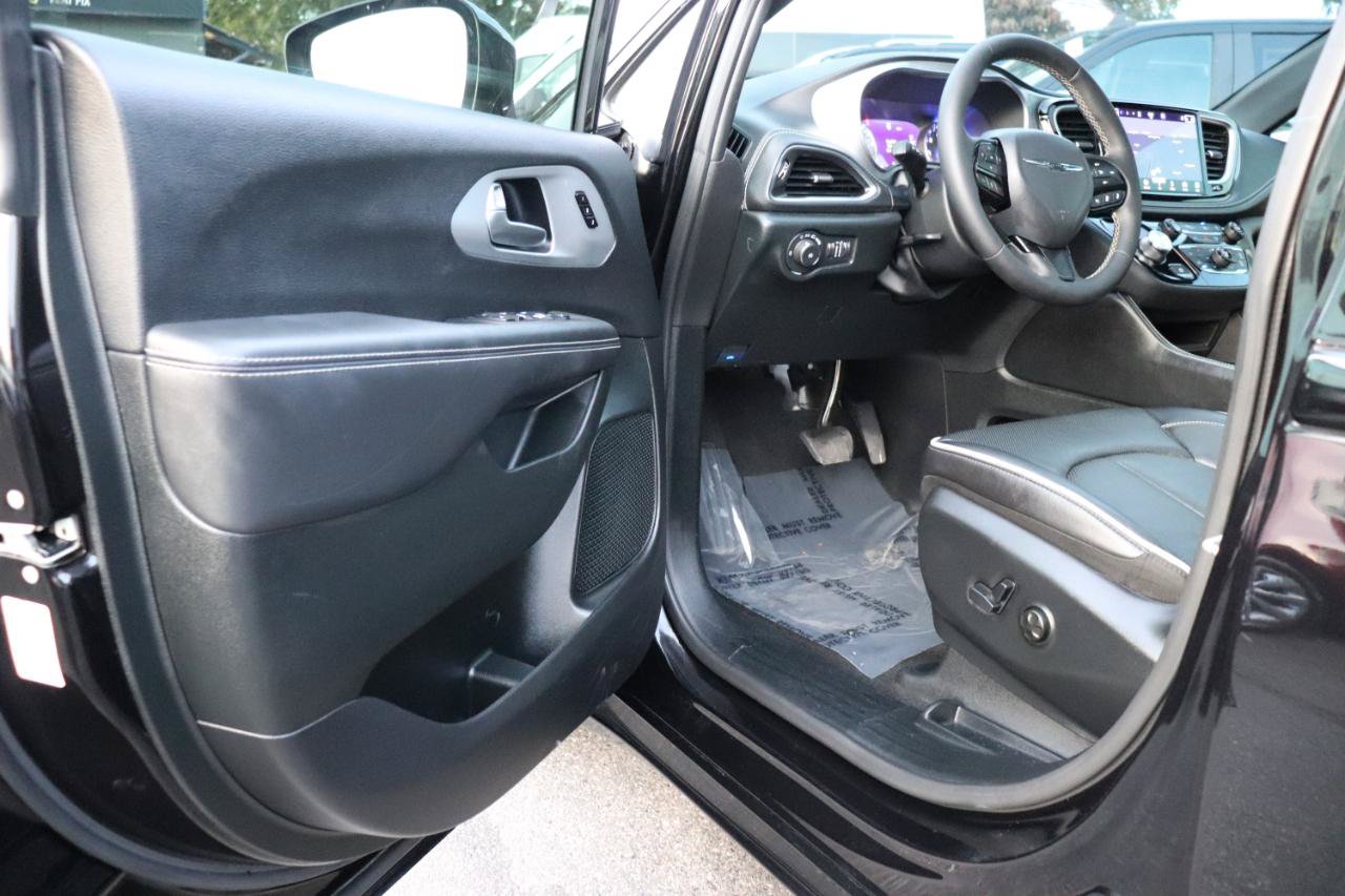 Used 2025 Chrysler Pacifica Limited FWD image 10