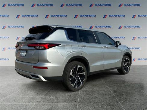 Used 2024 Mitsubishi Outlander SE image 5