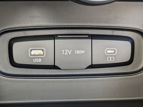 New 2025 Hyundai Venue SEL FWD image 32