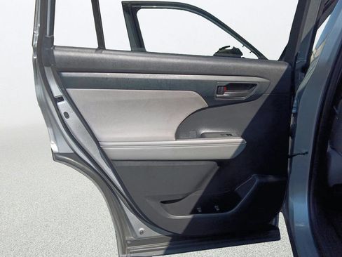 Used 2021 Toyota Highlander L FWD image 31