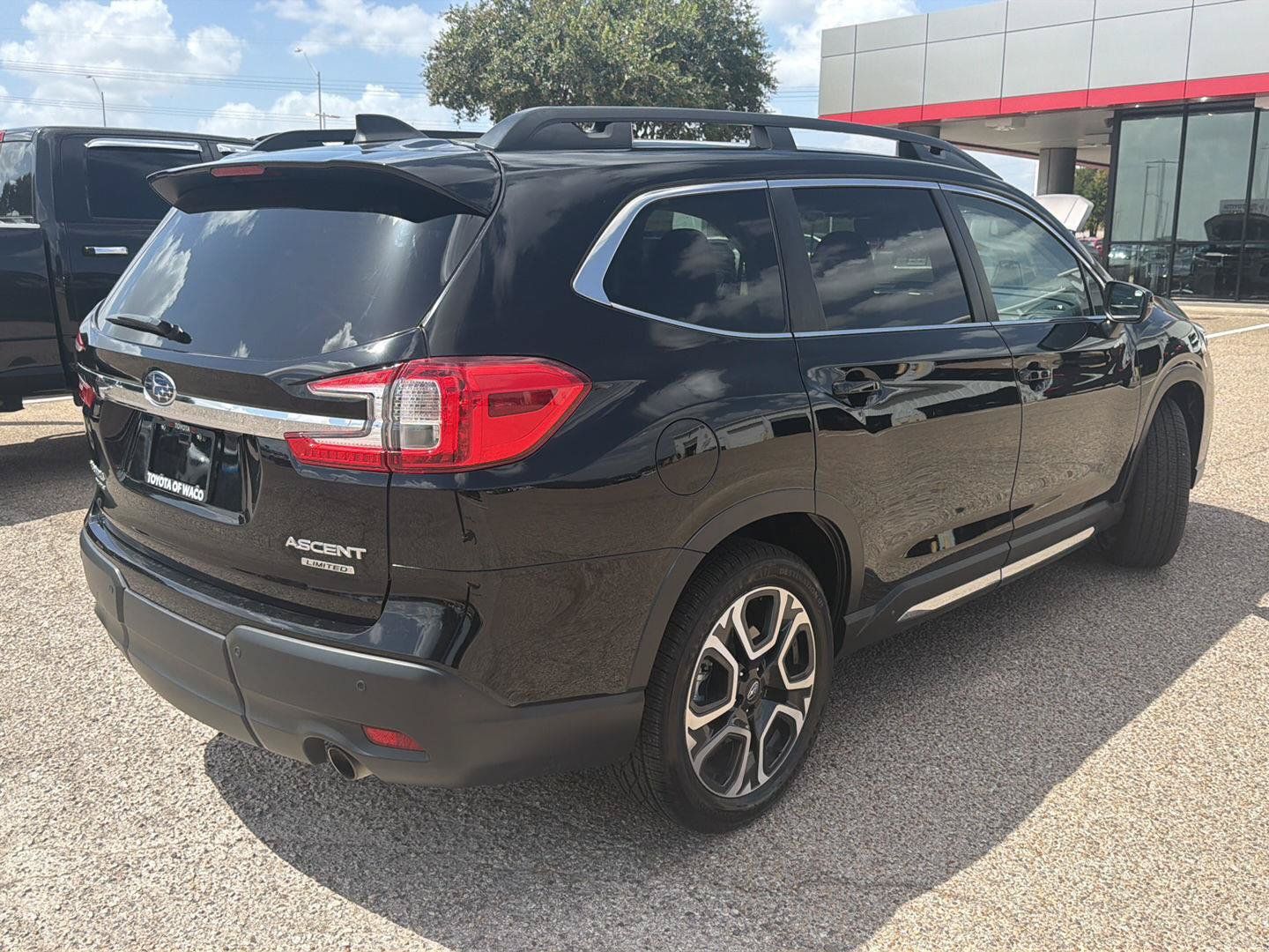 Used 2023 Subaru Ascent Limited AWD/4WD image 3