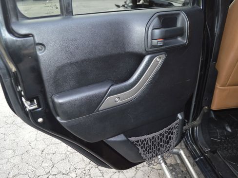Used 2013 Jeep Wrangler Unlimited Sahara image 20