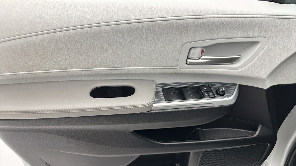 Used 2025 Toyota Sienna XLE FWD image 13