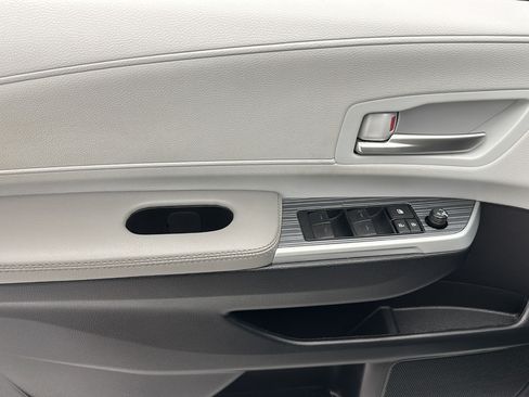 Used 2025 Toyota Sienna XLE FWD image 13