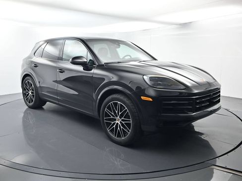 Certified 2025 Porsche Cayenne AWD/4WD image 17