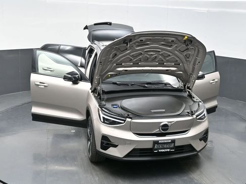Used 2023 Volvo XC40 Recharge Ultimate image 37