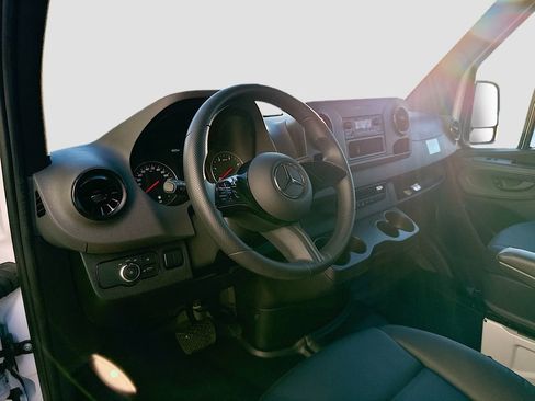 Used 2025 Mercedes-Benz Sprinter 2500 image 9