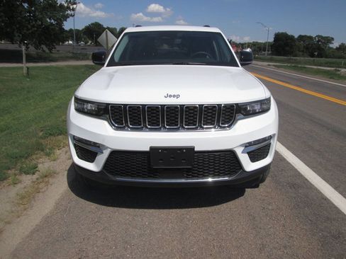 Used 2023 Jeep Grand Cherokee Limited w/ Trailer Tow Prep Group (B) AWD/4WD image 9
