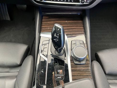 Used 2021 BMW 530i xDrive w/ Premium Package image 11