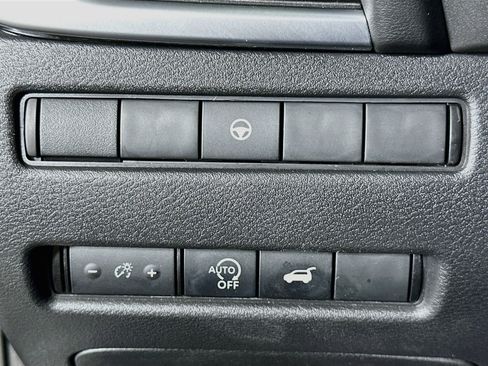 Used 2025 Nissan Rogue SV FWD image 17