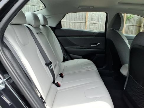 Used 2023 Hyundai Elantra Limited FWD image 12