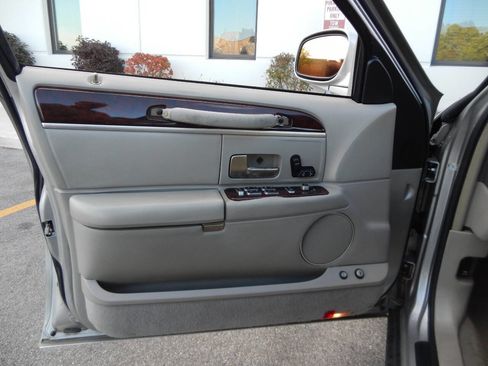 Used 2007 Lincoln Town Car Signature image 24