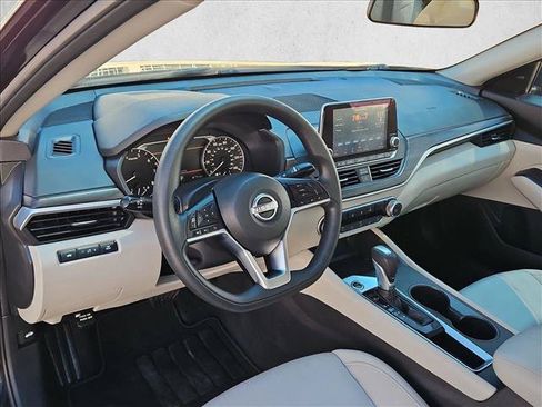 Used 2025 Nissan Altima 2.5 SV FWD image 10