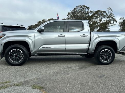 Used 2025 Toyota Tacoma TRD Sport AWD/4WD image 2