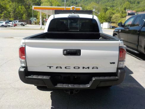 Used 2020 Toyota Tacoma TRD Off-Road AWD/4WD image 8
