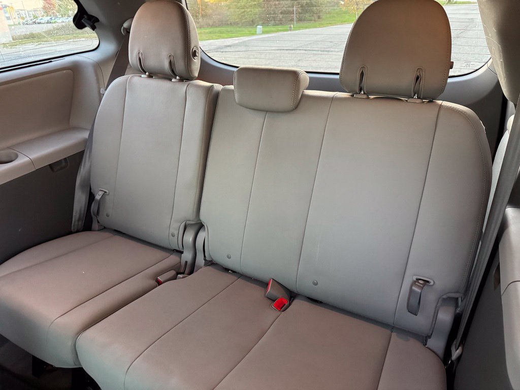 Certified 2018 Toyota Sienna XLE Premium w/ Carpet Mat Package FWD image 6