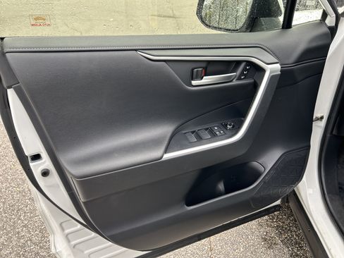 Used 2020 Toyota RAV4 Limited image 15