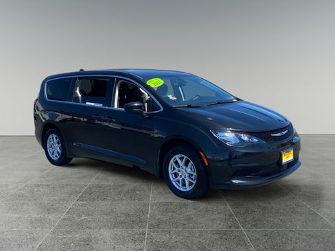 Used 2022 Chrysler Voyager LX FWD image 7