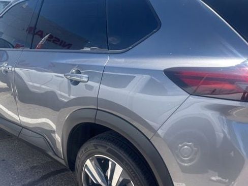 Used 2025 Nissan Rogue SL AWD/4WD image 13