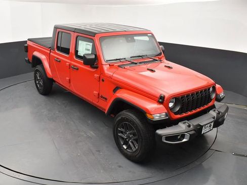 Used 2024 Jeep Gladiator Sport image 12