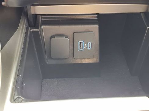 Used 2022 Ford Explorer Limited w/ Equipment Group 301A AWD/4WD image 36