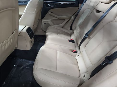 Certified 2025 Porsche Macan image 24