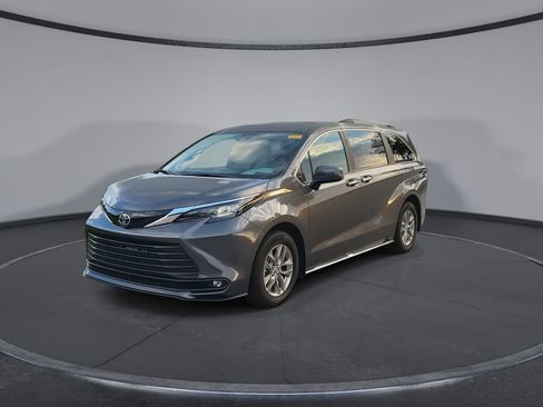 Used 2025 Toyota Sienna XLE FWD image 4