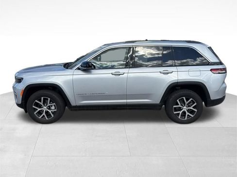 Used 2024 Jeep Grand Cherokee Limited AWD/4WD image 3