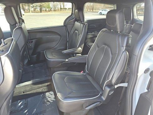 Used 2026 Chrysler Pacifica Limited image 18