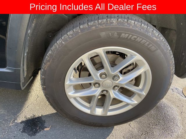 Used 2024 Jeep Grand Cherokee Laredo X w/ Luxury Tech Group I AWD/4WD image 4