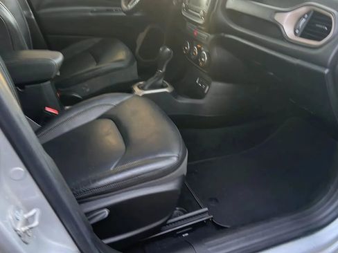 Used 2015 Jeep Renegade Limited image 22