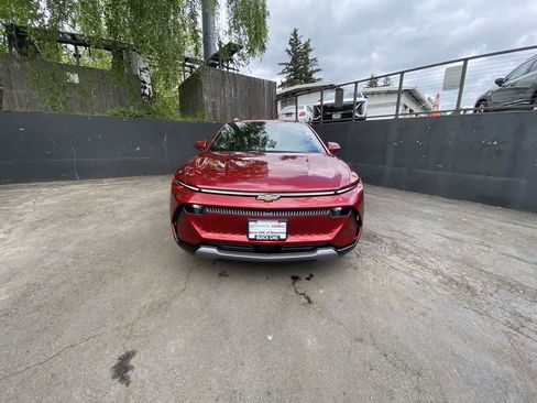Used 2025 Chevrolet Equinox EV LT w/ Convenience Package FWD image 9