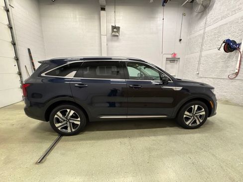 Used 2024 Kia Sorento EX AWD/4WD image 3