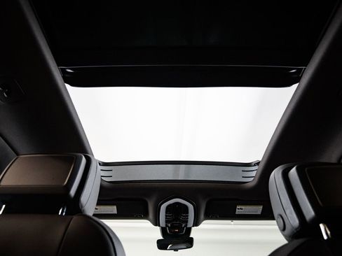 Certified 2025 Porsche Macan AWD/4WD image 30