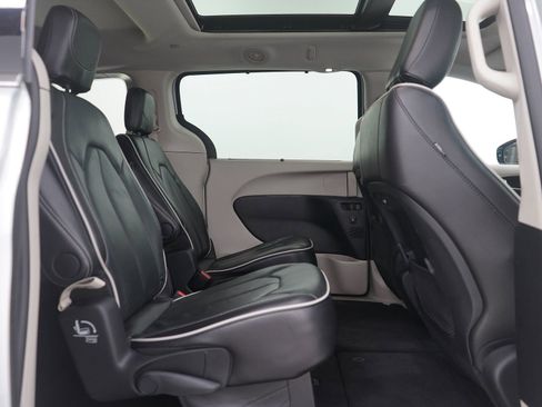 Used 2024 Chrysler Pacifica Limited image 12