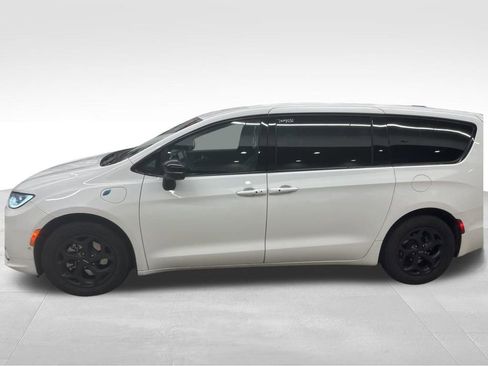 Used 2024 Chrysler Pacifica Select image 9