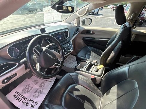 Used 2019 Chrysler Pacifica Touring-L FWD image 11
