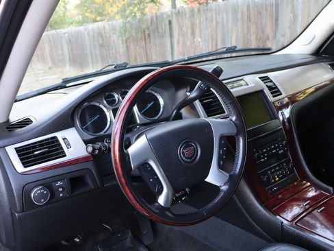 Used 2011 Cadillac Escalade AWD image 15