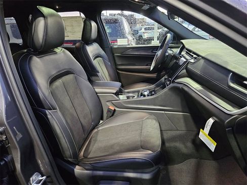 New 2025 Jeep Grand Cherokee Altitude image 35
