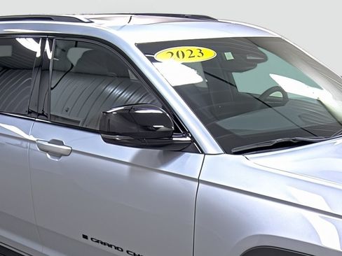 Used 2023 Jeep Grand Cherokee L Laredo AWD/4WD image 15