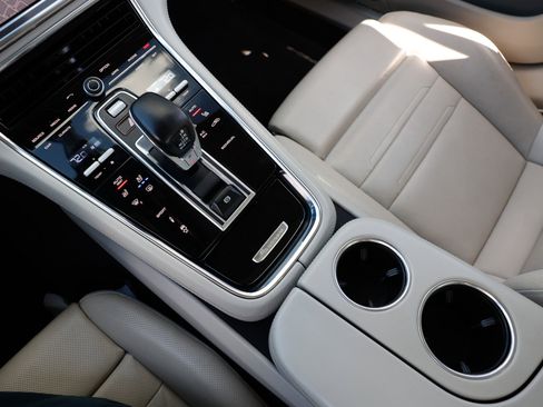 Used 2020 Porsche Panamera image 45
