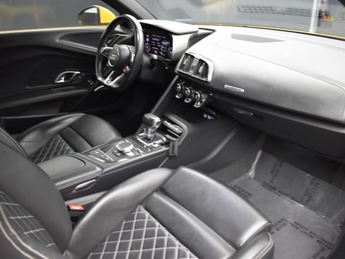 Used 2017 Audi R8 V10 w/ Carbon Exterior Package AWD/4WD image 18