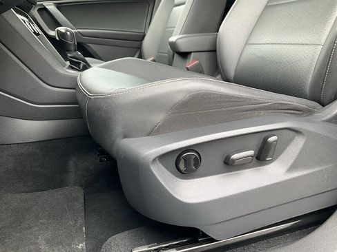 Used 2020 Volkswagen Tiguan SE w/ Panoramic Sunroof Package image 23