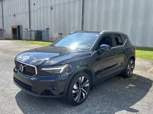 Used 2024 Volvo XC40 B5 Plus w/ Protection Package Premier AWD/4WD image 3