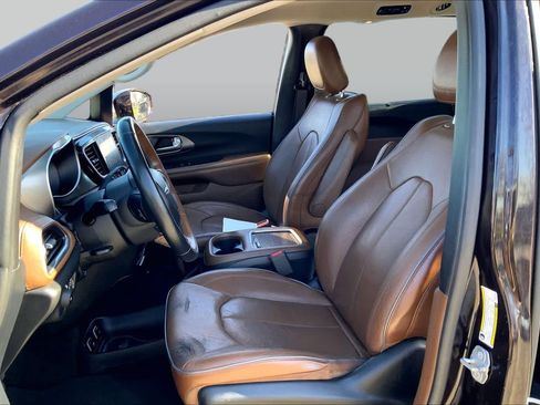 Used 2019 Chrysler Pacifica Limited FWD image 11